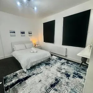House By Araminta Houslow Apartment Hounslow